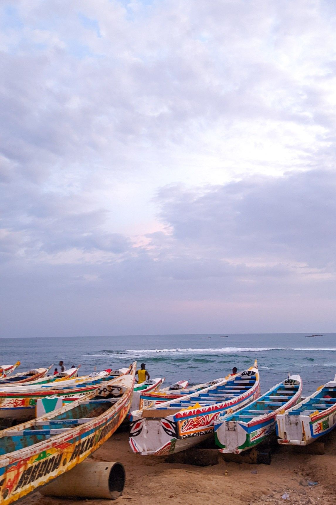 Pirogues de pêche colorées sur la côte sénégalaise au crépuscule